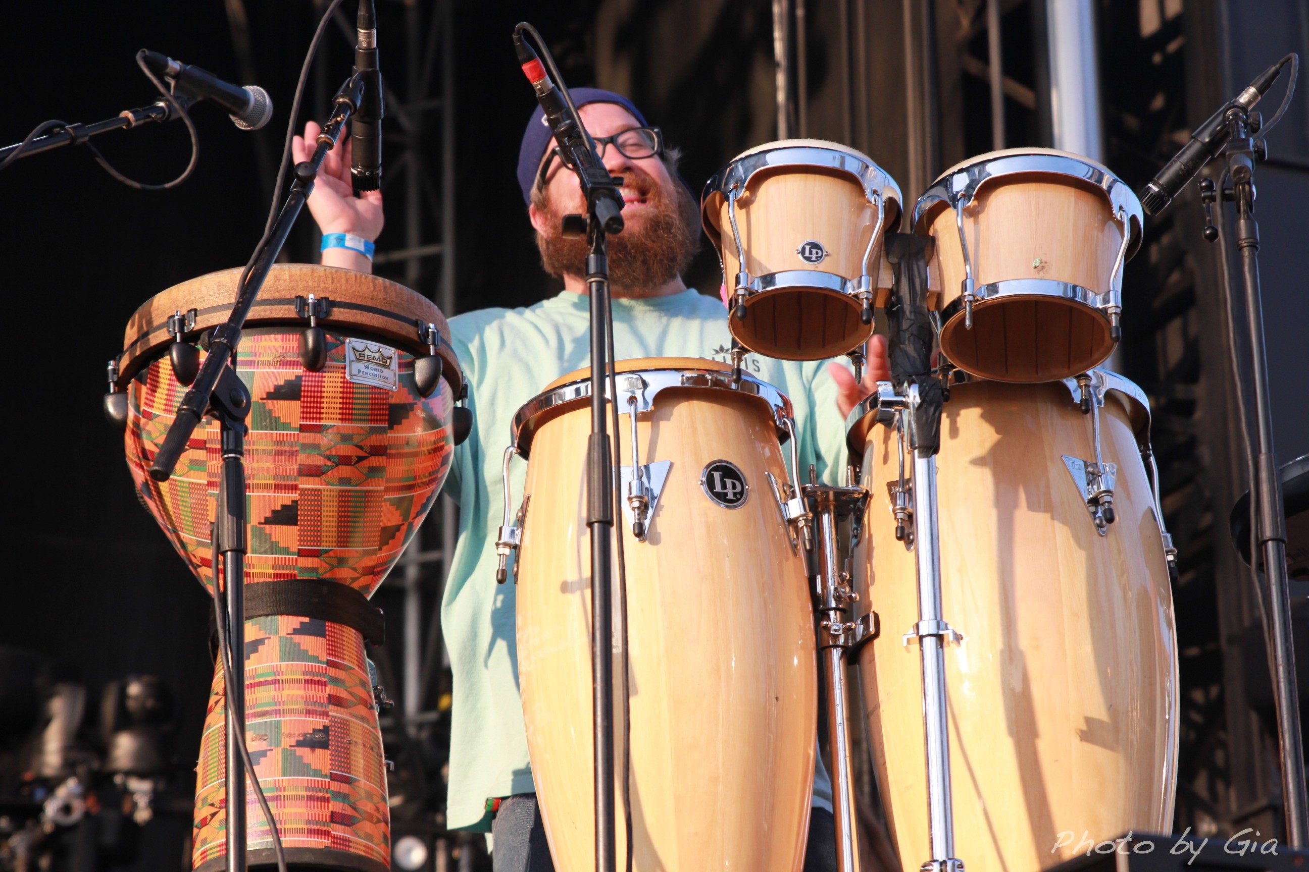 Travi Bongo Of Fortunate Youth Alongside A Live Artist.